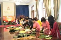 Đại sứ quán Việt Nam tại LB Nga tổ chức gói bánh chưng đón Tết Nhâm Dần 2022. (Ảnh: Duy Trinh/TTXVN)
