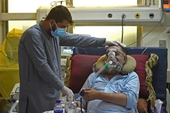 Điều trị cho bệnh nhân nhiễm COVID-19 tại một bệnh viện ở Kabul, Afghanistan. (Ảnh: AFP/TTXVN)