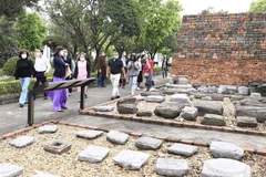 Những móng bằng đá được khai quật trong khu khảo cổ 18 Hoàng Diệu. (Ảnh: Hoàng Hiếu/TTXVN)