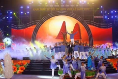 Tiết mục văn nghệ biểu diễn trong đêm Khai mạc Lễ hội du lịch Cửa Lò 2022. (Ảnh: Tá Chuyên/TTXVN)