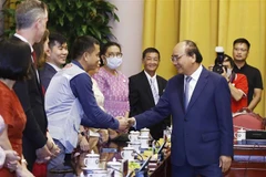 Chủ tịch nước Nguyễn Xuân Phúc với các đại biểu. (Ảnh: Thống Nhất/TTXVN)