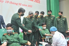 Thượng tướng Đỗ Căn và các đại biểu động viên tuổi trẻ Học viện Quân y tham gia hiến máu tình nguyện. (Nguồn: qdnd.vn)