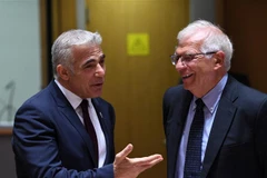 Ngoại trưởng Israel Yair Lapid (trái) trong cuộc gặp Cao ủy phụ trách chính sách đối ngoại của Liên minh châu Âu (EU) Josep Borrell tại Brussels (Bỉ) ngày 12/7/2021. (Ảnh: AFP/TTXVN)