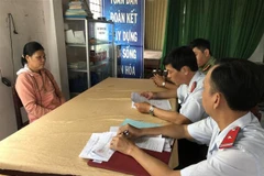 Làm việc với cơ quan chức năng, bà Nguyễn Thị The đã nhìn nhận việc làm sai của mình và cam kết không tái phạm. (Ảnh: TTXVN phát)