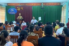 Ông Đinh Quốc Vương, Trưởng Phòng Giáo dục và Đào tạo thành phố Cẩm Phả cùng lãnh đạo nhà trường đối thoại với phụ huynh ngày 13/8. (Ảnh: Thanh Vân/TTXVN)