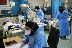 Điều trị cho bệnh nhân nhiễm COVID-19 tại bệnh viện ở Tehran, Iran. (Ảnh: IRNA/TTXVN)