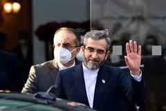 Trưởng đoàn đàm phán về khôi phục thỏa thuận hạt nhân của Iran Ali Bagheri Kani (phải) sau một cuộc họp ở Vienna, Áo, ngày 3/12/2021. (Ảnh: AFP/TTXVN)