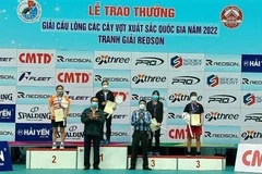 Ban tổ chức trao giải cho các vận động viên. (Ảnh: Đồng Thúy/TTXVN)