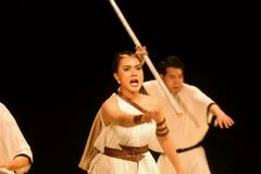 Các diễn viên biểu diễn vở kịch "Antigone" tại lễ khai mạc. (Ảnh: Tuấn Đức/TTXVN)