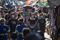 Người dân di chuyển trên đường phố tại Manila, Philippines, ngày 4/2/2022. (Ảnh: AFP/TTXVN)