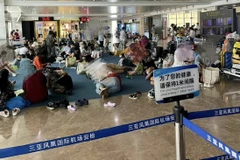 Tất cả các chuyến bay đến và đi từ sân bay Tam Á đã bị đình chỉ trong một thời gian ngắn. (Ảnh: Weibo)
