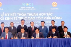 Lễ ký kết thỏa thuận kết nối kinh tế trục cao tốc phía Đông. (Ảnh: Văn Đức/TTXVN)