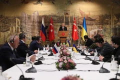 Tổng thống Thổ Nhĩ Kỳ Recep Tayyip Erdogan (giữa) trong cuộc gặp phái đoàn Nga (trái) và Ukraine (phải) tại thành phố Istanbul, ngày 29/3/2022. (Ảnh: AFP/TTXVN)