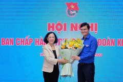 Bà Trương Thị Mai, Ủy viên Bộ chính trị, Bí thư Trung ương Đảng, Trưởng Ban Tổ chức Trung ương tặng hoa chúc mừng Tân Bí thư thứ nhất Trung ương Đoàn Bùi Quang Huy. (Ảnh: TTXVN phát)