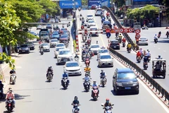 Nắng nóng gay gắt ảnh hưởng đến người dân khi tham gia giao thông. (Ảnh: Phan Tuấn Anh/TTXVN)