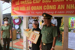  Đại tá Nguyễn Văn Hiểu, Giám đốc Công an tỉnh Đồng Tháp, trao quyết định của Bộ trưởng Bộ Công an thăng cấp bậc hàm từ Đại úy lên Thiếu tá đối với đồng chí Hồ Tấn Dương. (Ảnh: Nhựt An/TTXVN)