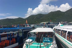 Du khách tại bến tàu Du lịch Nha Trang để đi thăm các điểm đảo trên vịnh Nha Trang. (Ảnh: Thanh Vân/TTXVN)