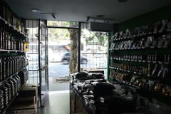 Một cửa hàng bị mất điện trong thời tiết nắng nóng tại Buenos Aires, Argentina, ngày 11/1/2022. (Ảnh: AFP/TTXVN)