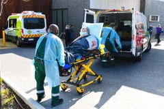 Nhân viên y tế chuyển bệnh nhân COVID-19 vào bệnh viện ở Melbourne, Australia ngày 29/7/2020. (Ảnh: AFP/TTXVN)