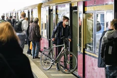 Người dân đeo khẩu trang phòng dịch COVID-19 tại Berlin, Đức, ngày 24/3/2022. (Ảnh: THX/TTXVN)