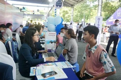 Các trường trao đổi về thông tin tuyển sinh với các thí sinh. (Ảnh: Thu Hoài/TTXVN)