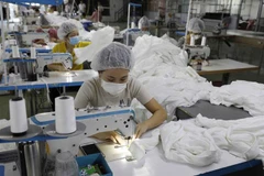 May hàng xuất khẩu tại Công ty may Hoàng Tùng. (Ảnh: Trần Việt/TTXVN)