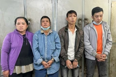 Các đối tượng bị Cảnh sát hình sự Công an quận 5 bắt giữ. (Ảnh: TTXVN phát) 