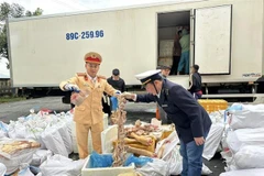 Hơn 3,2 tấn sản phẩm động vật được chở trên ôtô mang biển kiểm soát 89C-259.96 đã biến đổi màu sắc, bốc mùi hôi thối. (Ảnh: TTXVN phát)