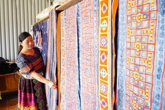 Độc đáo nghề thêu may trang phục dân tộc Mông ở biên giới Nậm Pồ