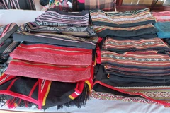 Nhãn hiệu chứng nhận Dệt Thổ cẩm Kon Tum (Ban Dân tộc tỉnh Kon Tum) với sản phẩm là các tấm vải thô nhiều chi tiết, màu sắc mang đậm bản sắc của các dân tộc tại chỗ. (Ảnh: Khoa Chương/TTXVN)