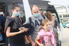 Những vị khách du lịch Nga đầu tiên trở lại Khánh Hòa sau gần 2 năm thị trường du lịch bị "đóng băng" do ảnh hưởng của dịch COVID-19. (Ảnh: Phan Sáu/TTXVN)