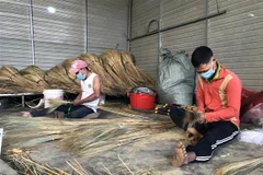 Nhóm nghề làm chổi đốt do anh Lê Văn Thạch (xã Đoàn Kết, thành phố Kon Tum, tỉnh Kon Tum) thành lập đã trở thành điểm tựa về mặt vật chất và tinh thần cho những người khuyết tật trên địa bàn. (Ảnh: Khoa Chương/TTXVN)