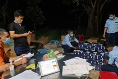 Lực lượng chức năng Gia Lai bắt giữ một lô hàng thuốc lá nhập lậu. (Ảnh: TTXVN phát)