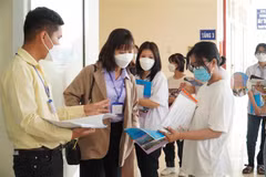 Các thí sinh trước khi vào phòng thi tại điểm thi Trường Đại học Quang Trung, Bình Định. (Ảnh: TTXVN phát)
