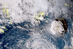 Người dân được khuyến cáo di chuyển lên vùng đất cao hơn sau khi một vụ phun trào núi lửa lớn có khả năng gây ra sóng thần. (Nguồn: DW)