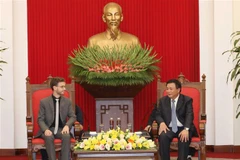 Chủ tịch Hội đồng Lý luận Trung ương Nguyễn Xuân Thắng tiếp Đoàn đại biểu cấp cao Đảng Cánh tả Đức do ông Tobias Bank, Tổng Thư ký làm Trưởng Đoàn. (Ảnh: Phương Hoa/TTXVN)