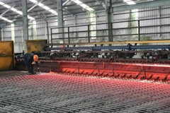 Công ty cổ phần thép Việt Đức sản xuất các sản phẩm thép xây dựng. (Ảnh: Nguyễn Trọng Lịch/TTXVN)