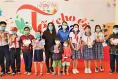 Trao quà Tết cho các em thiếu nhi có hoàn cảnh khó khăn khu vực quận 1, Thành phố Hồ Chí Minh dịp Tết Tân Sửu năm 2021. (Ảnh: Hồng Giang/TTXVN)