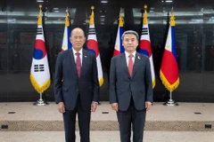 Bộ trưởng Quốc phòng Hàn Quốc Lee Jong-sup (phải) chụp ảnh với người đồng cấp Philippines, Delfin Lorenzana, tại Seoul ngày 3 tháng 6. (Nguồn: Yonhap)