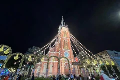 Nhà thờ Tân Định (quận 3) được trang trí bằng hàng trăm ngôi sao nhỏ lung linh sắc màu. (Ảnh: Thu Hương/TTXVN)