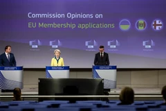 Chủ tịch Ủy ban châu Âu Ursula von der Leyen (giữa) trong cuộc họp báo với Uỷ viên phụ trách việc mở rộng Liên minh châu Âu Oliver Varhelyi (phải) cùng phát ngôn viên EU Eric Mamer về việc cấp quy chế ứng cử viên cho Ukraine, tại Brussel (Bỉ), ngày 17/6/2