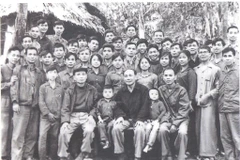 Đồng chí Võ Chí Công, Bí thư Khu ủy 5 với Ban Tuyên huấn Khu ủy 5 tại Dốc Voi, Trà My năm 1972. (Nguồn: tuyengiao.vn)