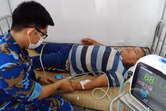 Quân y đảo Sinh Tồn thăm khám sức khỏe cho bệnh nhân. (Nguồn: baokhanhhoa.vn)
