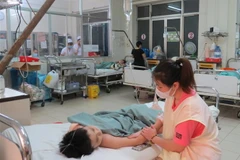 Bệnh nhân nhi nhỏ tuổi đang được chăm sóc, điều trị tại Khoa Ngoại tổng quát đã qua cơn nguy kịch. (Ảnh: Phan Sáu/TTXVN)
