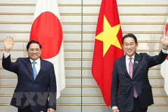 Thủ tướng Phạm Minh Chính và Thủ tướng Nhật Bản Kishida Fumio chụp ảnh chung sau cuộc hội đàm ngày 24/11/2021 tại Nhật Bản . (Ảnh: Dương Giang/TTXVN)