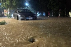 Mưa lớn tại thành phố Hạ Long, nhiều khu vực cống thoát nước cuộn thành xoáy nguy hiểm cho người tham gia giao thông. (Ảnh: TTXVN phát)