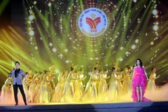 Tiết mục văn nghệ tại buổi lễ bế mạc. (Ảnh: Đức Hiếu/TTXVN)