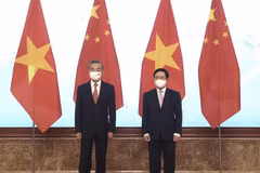 Phó Thủ tướng Thường trực Phạm Bình Minh đón Ủy viên Quốc vụ, Bộ trưởng Ngoại giao Trung Quốc Vương Nghị dự Phiên họp lần thứ 13 Ủy ban Chỉ đạo hợp tác song phương Việt Nam-Trung Quốc tháng 9/2021 tại Hà Nội. (Ảnh: Lâm Khánh/TTXVN)