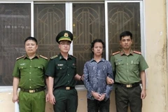 Đối tượng Trần Văn Tuấn tại cơ quan công an. (Ảnh: TTXVN phát)