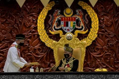 Thủ tướng Malaysia Ismail Sabri (trái) và Quốc vương Abdullah Sultan Ahmad Shah tại lễ khai mạc Phiên họp đầu tiên của Kỳ họp thứ năm của Quốc hội khóa 14 ở Kuala Lumpur ngày 28/2. (Nguồn: malaymail.com)